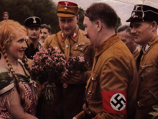 В российской блогосфере объявлен конкурс красоты "Мисс Гитлер"