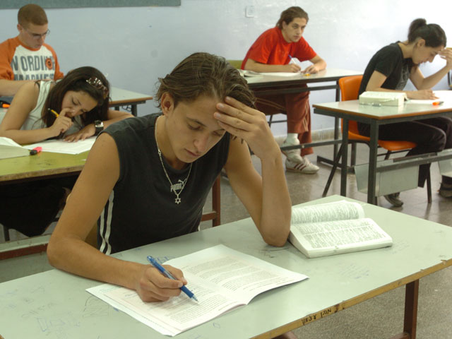 Минпрос ужесточает борьбу со списыванием на экзаменах   