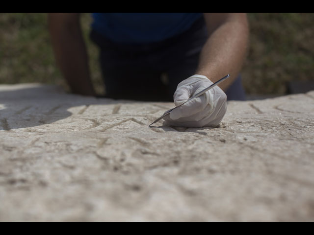 Обнаруженный фрагмент каменной плиты 