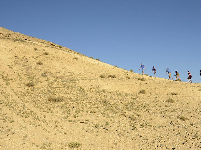 Знакомство с пустыней: спасатели помогают 170 старшеклассникам вернуться домой