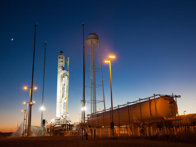 Ракета Antares накануне старта. 27 октября 2014 года