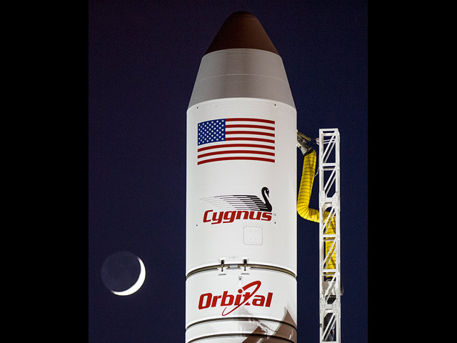 Грузовик Cygnus на стартовой площадке. 26 октября 2014 года