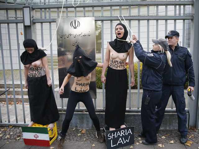Акция протеста: секстремистки FEMEN "повесились" около посольства Ирана