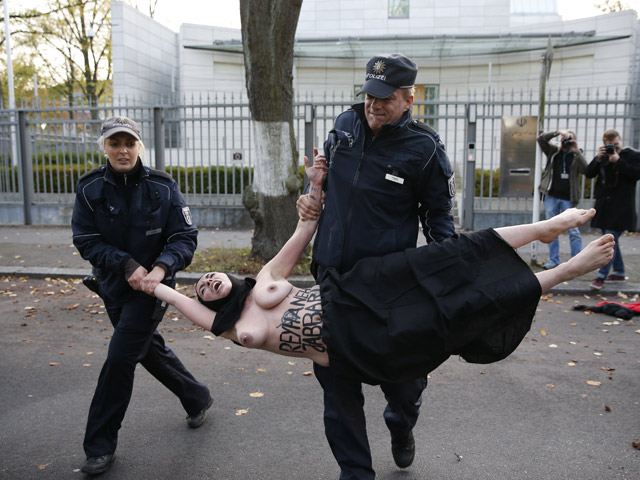 Акция протеста: секстремистки FEMEN "повесились" около посольства Ирана