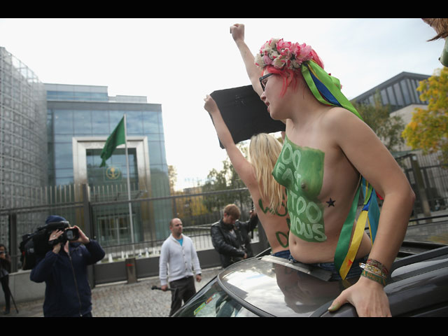 Акция FEMEN перед посольством Саудовской Аравии в Берлине. 28 октября 2014 года