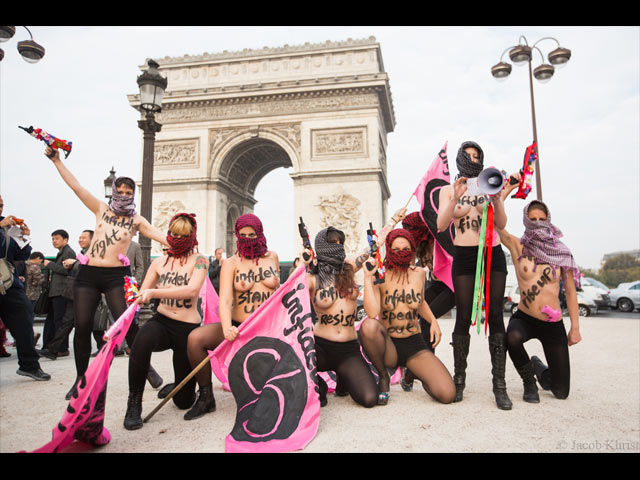 Акция FEMEN около Триумфальной арки и посольства Катара. Париж, 24 сентября 2014 года