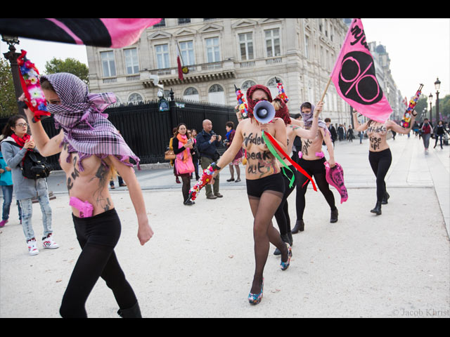 Акция FEMEN около Триумфальной арки и посольства Катара. Париж, 24 сентября 2014 года