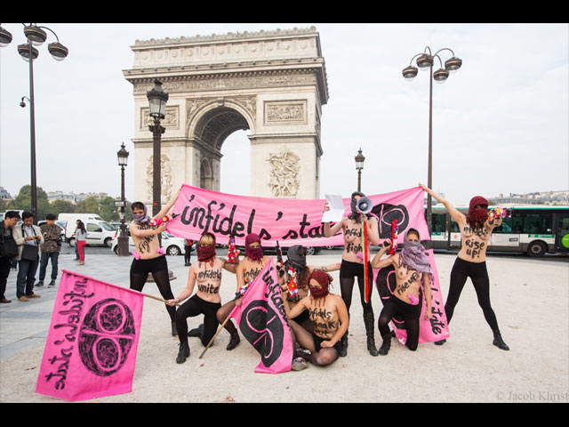 Акция FEMEN около Триумфальной арки и посольства Катара. Париж, 24 сентября  2014 года