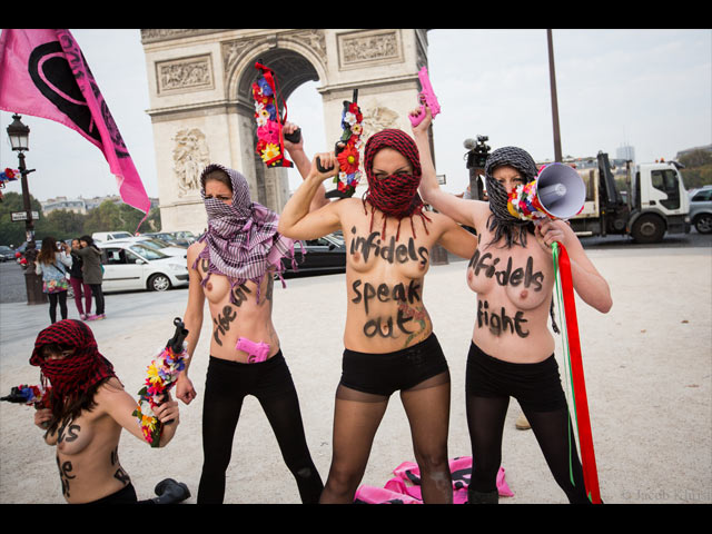 Акция FEMEN около Триумфальной арки и посольства Катара. Париж, 24 сентября 2014 года