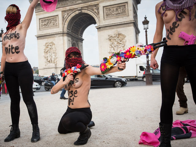 Акция FEMEN около Триумфальной арки и посольства Катара. Париж, 24 сентября 2014 года