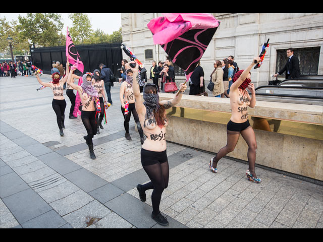 Акция FEMEN около Триумфальной арки и посольства Катара. Париж, 24 сентября 2014 года