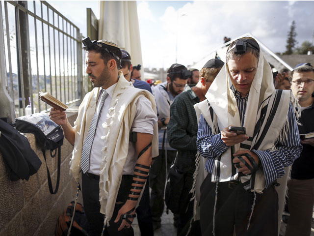 Молящиеся у закрытого входа на Храмовую гору. 30 октября 2014 года