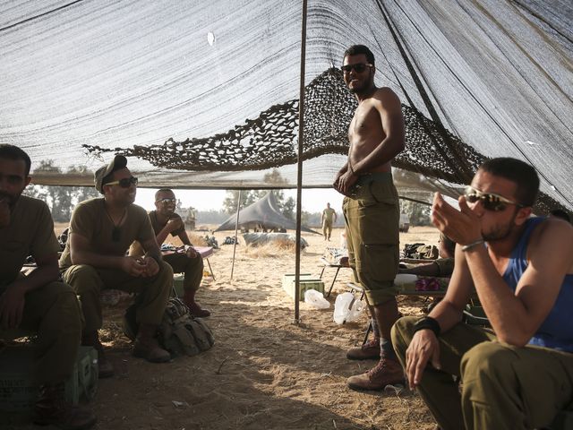 Солдаты батальона пустынной разведки во время операции "Нерушимая скала"