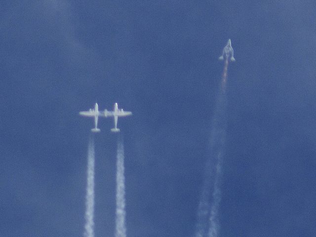 SpaceShipTwo (слева) отделяется от самолета-носителя WhiteKnightTwo перед катастрофой 31.10.2014