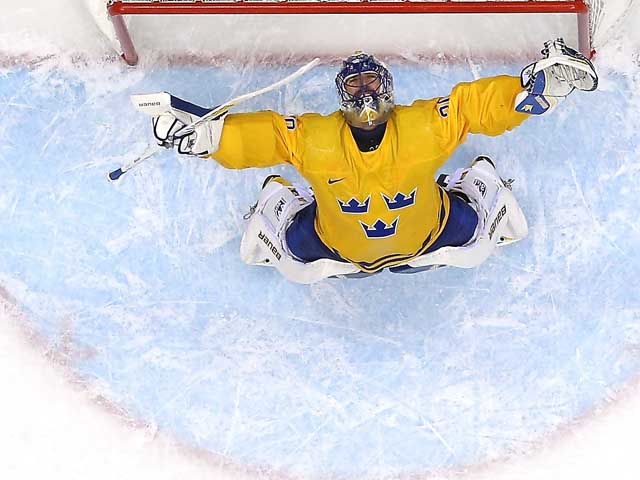 В стартовом матче хоккейного Евротура россияне проиграли шведам