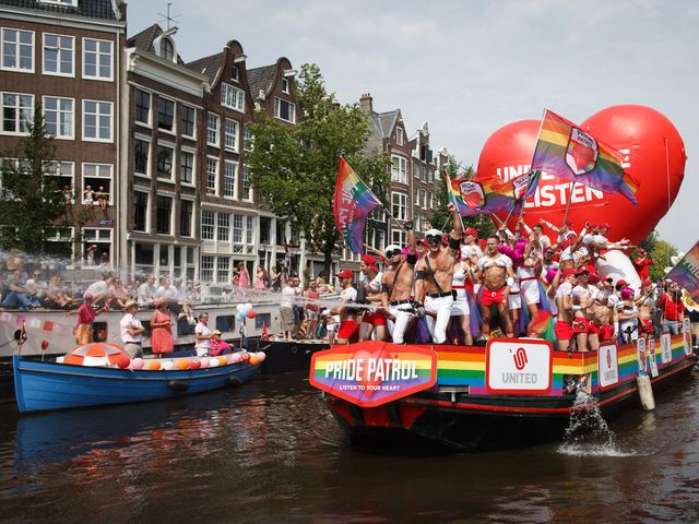 Гей-парад в Амстердаме (илллюстрация)