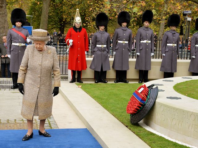 Королева Елизавета на церемонии памяти павших в Первой мировой войне. 06.11.2014