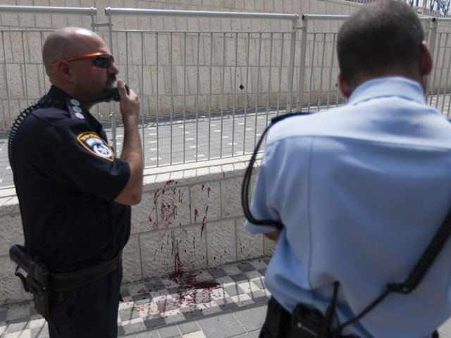 Мужчину ударили ножом в Тель-Авиве, подозрение на теракт  