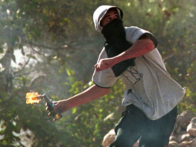 Израильские военные застрелили палестинца, бросавшего бутылки с горючей смесью 