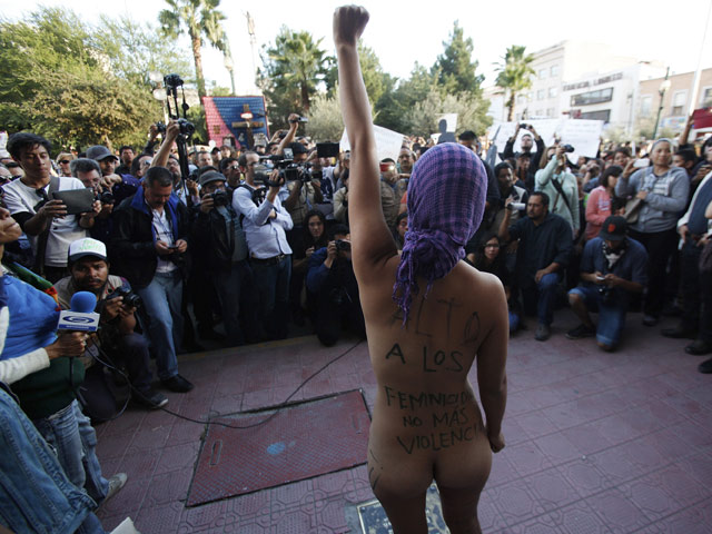 Голые феминистки присоединились к акциям протеста против массовых убийств в Мексике. Мехико, 15 ноября 2014 года
