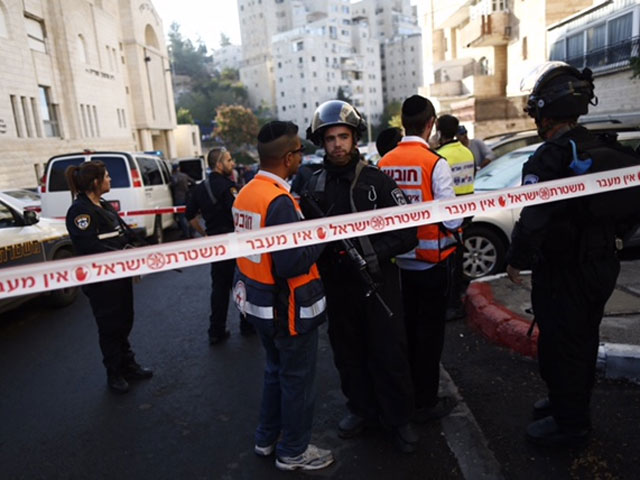 На месте теракта в синагоге в районе Ар Ноф. 18 ноября 2014 года  