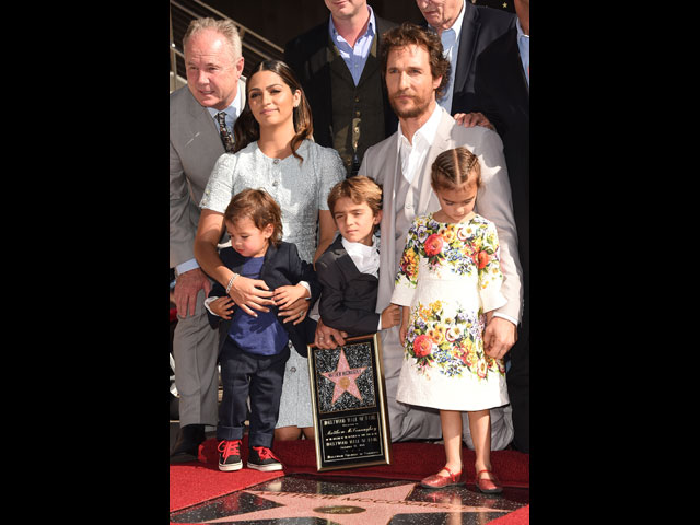 Мэттью Макконахи с семьей на церемонии вручения личной звезды на голливудской Аллее славы. 17 ноября 2014 года 