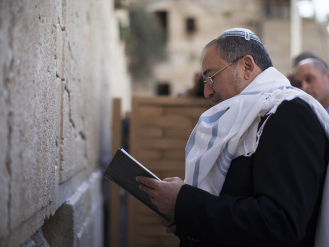 Авигдор Либерман около Стены плача в Иерусалиме