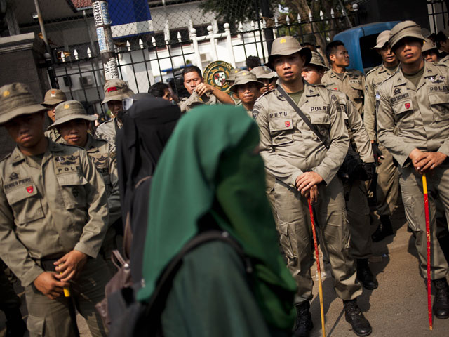 HRW: в полиции Индонезии девушек-новобранцев проверяют на девственность