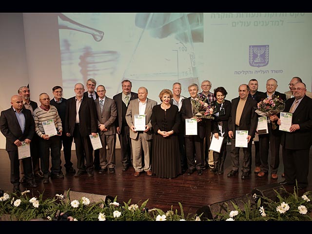 Софа Ландвер с учеными-репатриантами, получившими награды. 24 ноября 2014 года