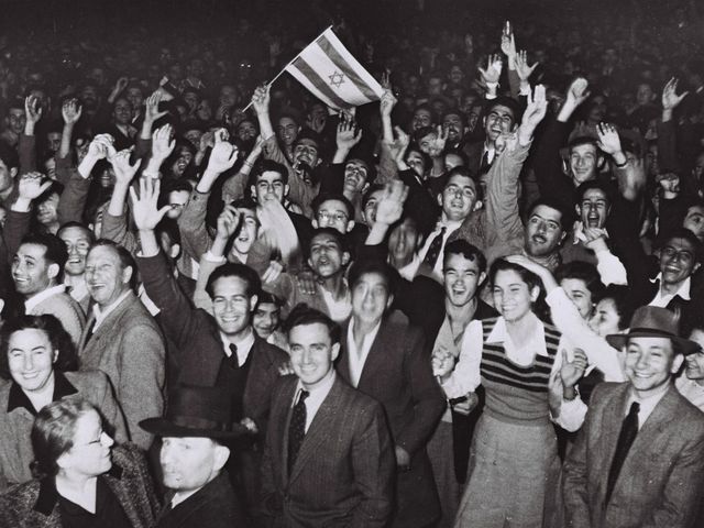 Празднования в Тель-Авиве по случаю голосования в ООН. 29.11.1947