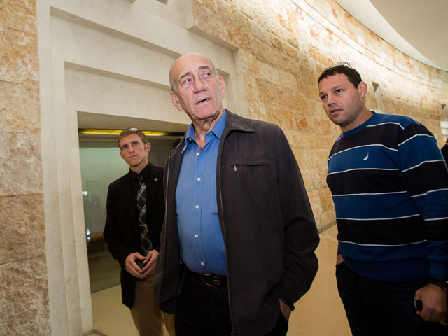 Эхуд Ольмерт в здании суда Иерусалима. 1 декабря 2014 года