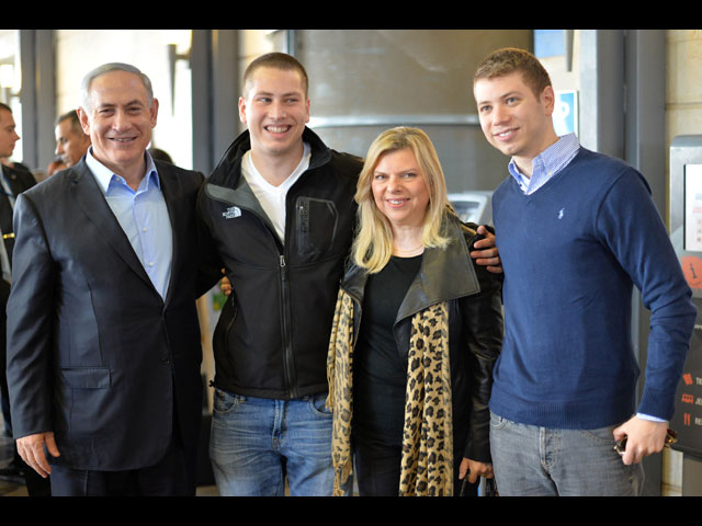  Биньямин Нетаниягу с супругой Сарой и сыновьями во время проводов Авнера в Армию обороны Израиля