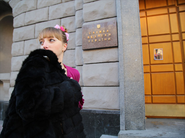 Ульяна Бляшин около здания СБУ. Киев, 1 декабря 2014 года