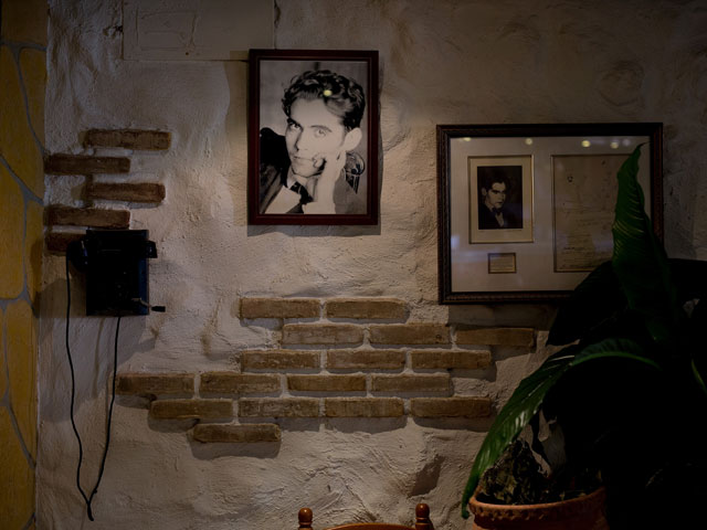 Портрет Федерико Гарсиа Лорки  в ресторане неподалеку от места раскопок. Гранада, ноябрь 2014 года