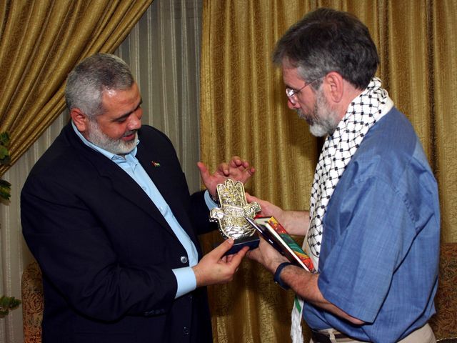 Лидер ХАМАС Исмаил Ханийя и лидер "Шинн Фейн" Джерри Адамс в Газе. 2009 год