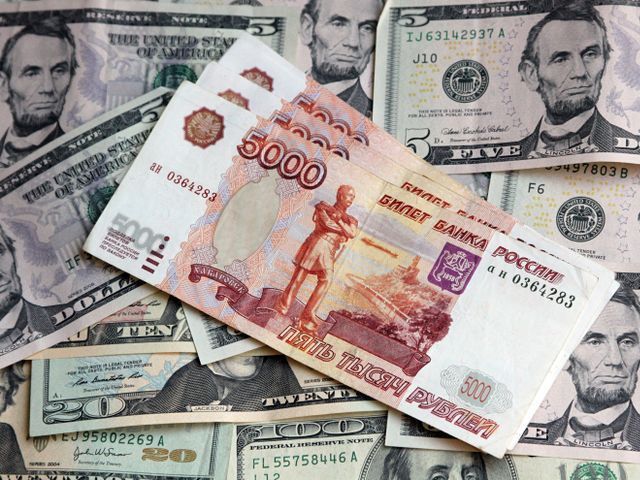Курс евро превысил 70 рублей, курс доллара - 56 рублей