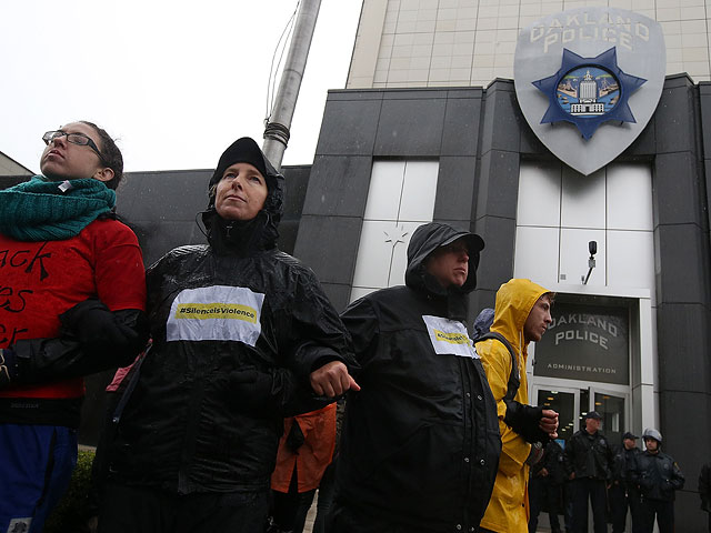 Демонстрация у входа в полицейское управление Окленда. 15 декабря 2014 года