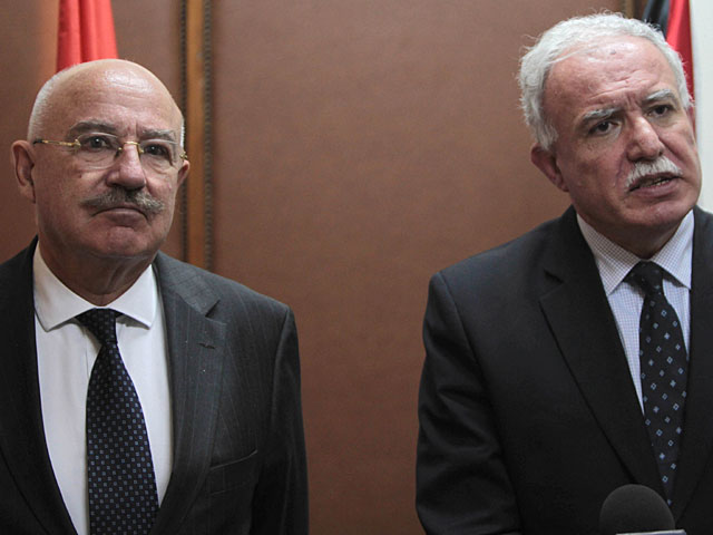Министр иностранных дел ПНА Риад аль-Малики (справа)