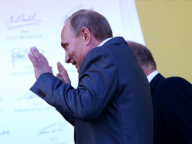 На фоне обвала рубля россияне в 15 раз назвали Путина "человеком года"