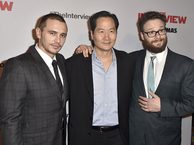 Джеймс Франко, Чарльз Чун и Сет Роган на премьере фильма "Интервью". Лос-Анджелес, 11 декабря 2014 года