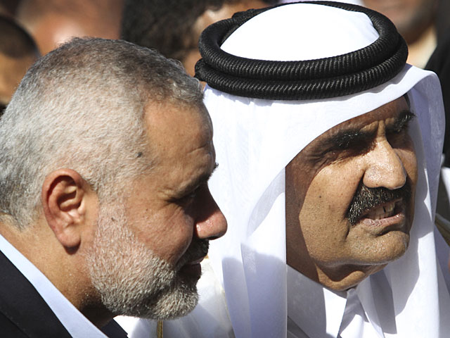 3-й эмир Катара шейх Хамад бин Халифа аль-Тани во время визита в Газу в 2012 году, вместе с главой правительства ХАМАС Исмаилом Ханийей