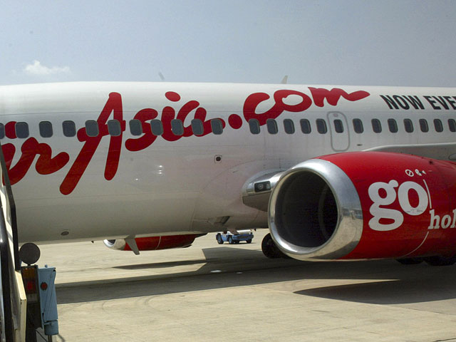   Самолет AirAsia со 162 людьми на борту упал в воду