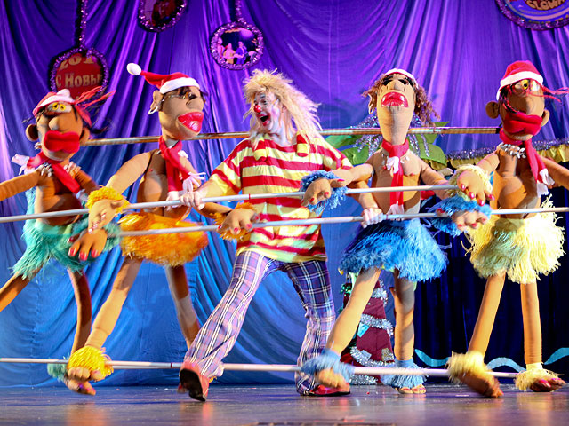 Театр "То ли люди, то ли куклы" приготовил для них уникальную новогоднюю программу "Суперелка на Острове Клоунов"