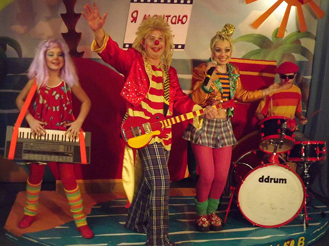Театр "То ли люди, то ли куклы" приготовил для них уникальную новогоднюю программу "Суперелка на Острове Клоунов"