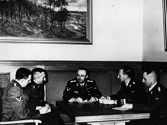 Возведение комплекса контролировал лично рейхсфюрер СС Генрих Гиммлер (в центре)
