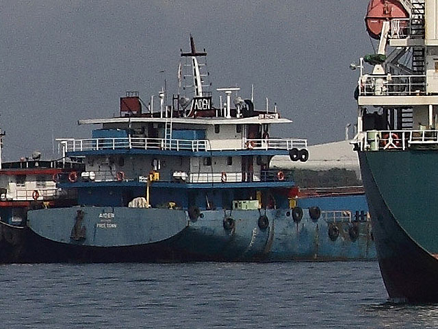 Неопознанный самолет разбомбил нефтяной танкер в греческом порту Дерна: есть жертвы  