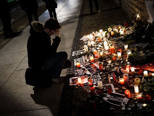 Почтение памяти погибших в результате теракта в Париже. Берлин, 7 января 2015 года