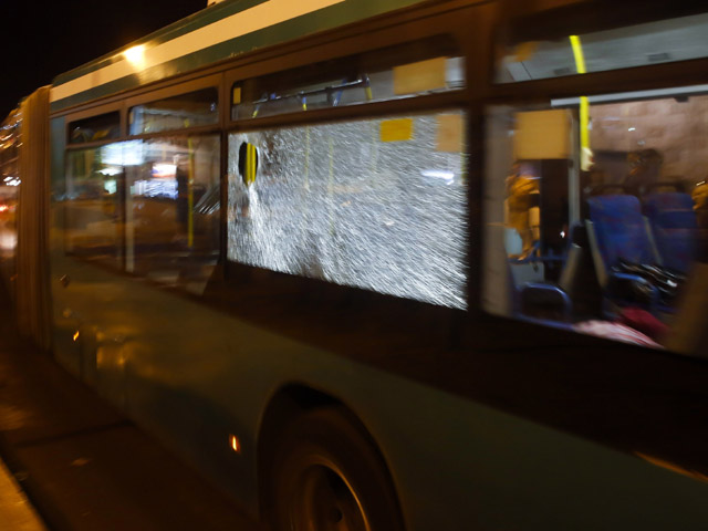 Автобус компании "Эгед" после "каменной атаки" (иллюстрация) 