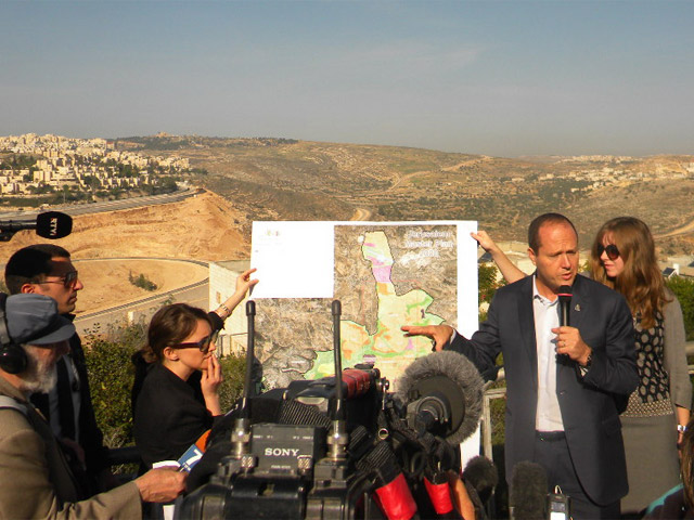 Нир Баркат рассказывает журналистам о проблемных районах Иерусалима