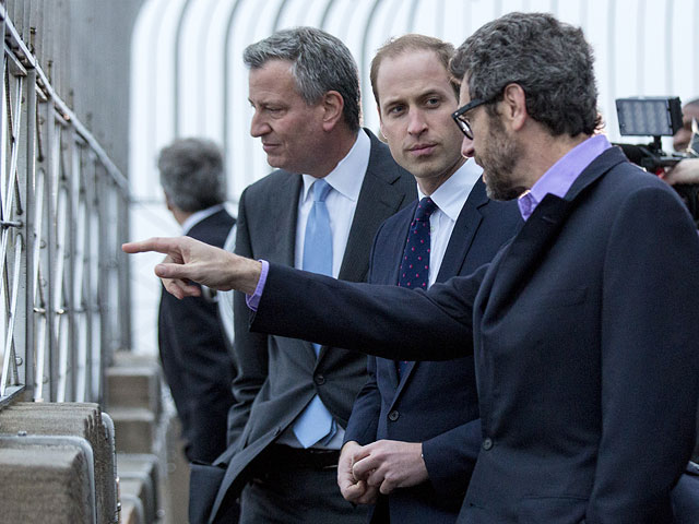 Энтони Малкин, исполнительный директор Эмпайр-стейт-билдинг, принц Уильям и мэр Нью-Йорка Билл де Блазио на экскурсии в Эмпайр-стейт-билдинг. Нью-Йорк, 9 декабря 2014 года